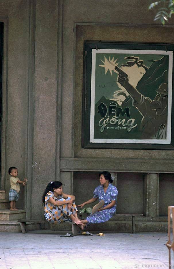 Rạp Công Nhân trên phố Tràng Tiền, 1991.